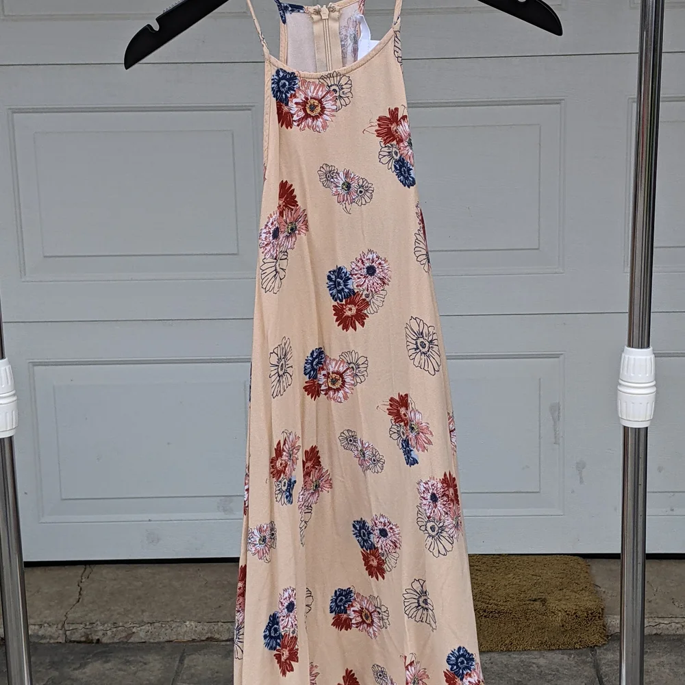 Peach Base Floral Tank with Red & Navy Blooms - Picture 1 of 2